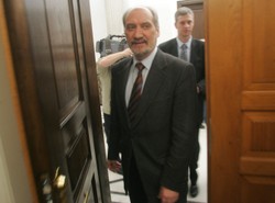 Śledczy sprawdzą Macierewicza