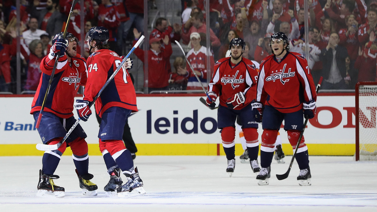 Trzecią wygraną zgarnęli Washington Capitals nie dając krzty nadziei Philadelphia Flyers 6:1. Stołeczni prowadzą w serii do czterech zwycięstw już 3-0 i mogą skończyć tę konfrontację w najszybszym możliwym tempie.