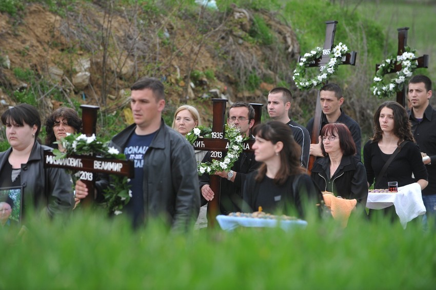 Žrtve počivaju u rodnom selu, ubici se neće znati grob: Sahrana u Velikoj Ivanči