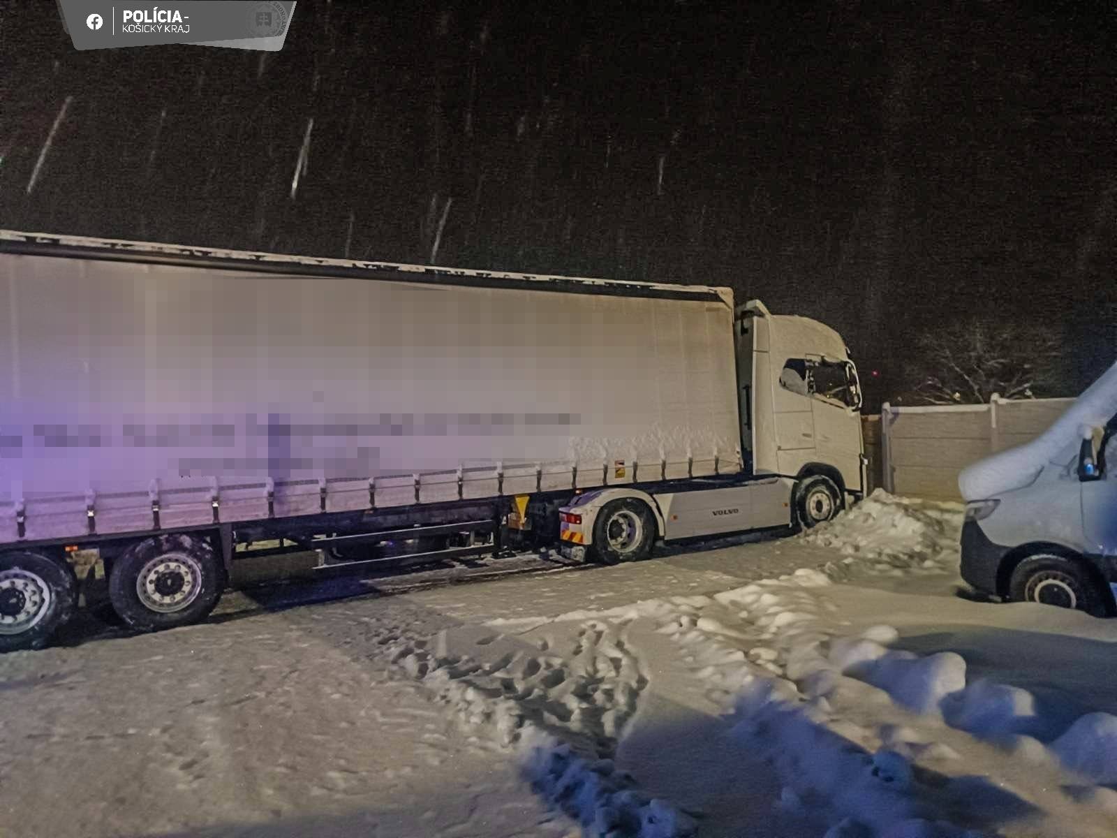 Vodič kamióna narazil do návesu pri Vyšnom Nemeckom. 