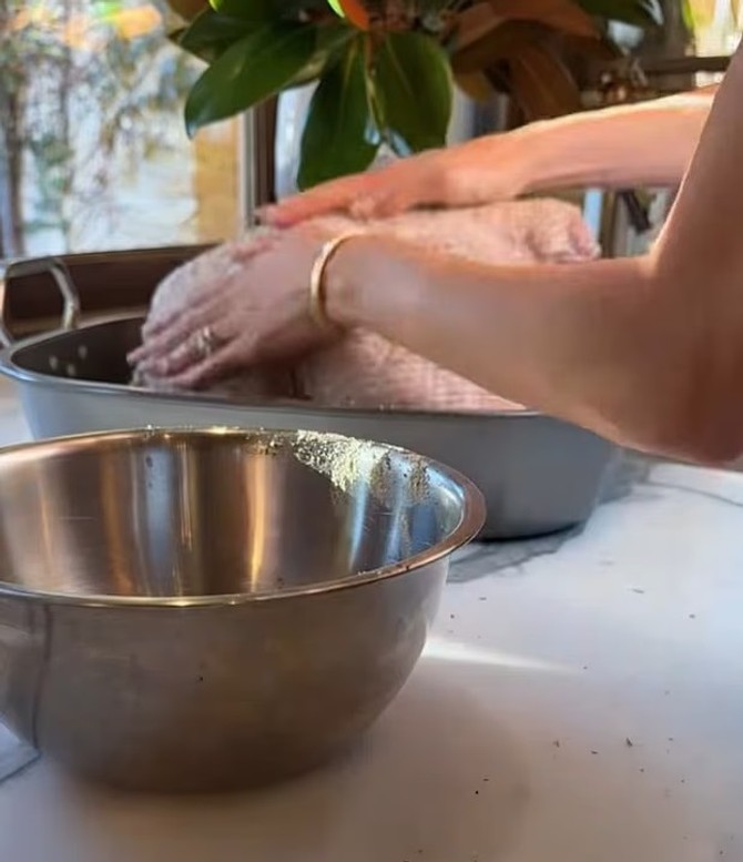 Megan Markl nije skinula nakit dok je pripremala sveže meso