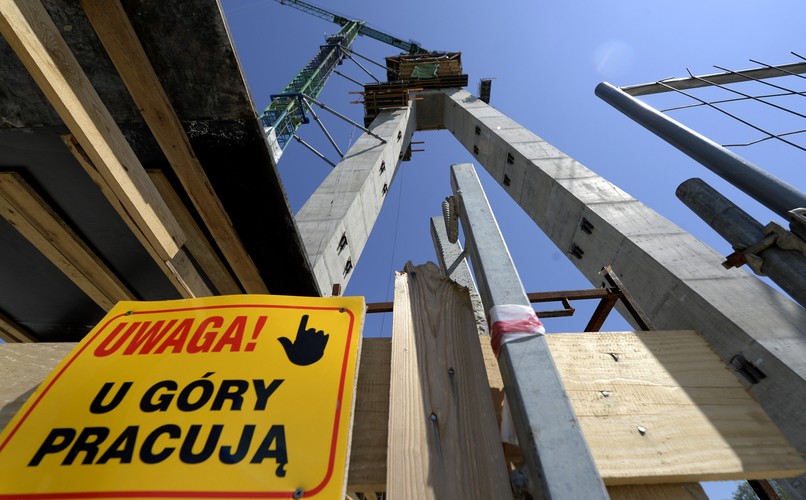 Obecnie budowa jest na etapie stawiania 108,5 metrowego pylonu. Most, który połączy ulicę Rzecha i Lubelską, będzie największą przeprawą na Podkarpaciu i drugą pod względem wysokości w Polsce. <br><br>fot.  (ukit/mr) PAP/Darek Delmanowicz.