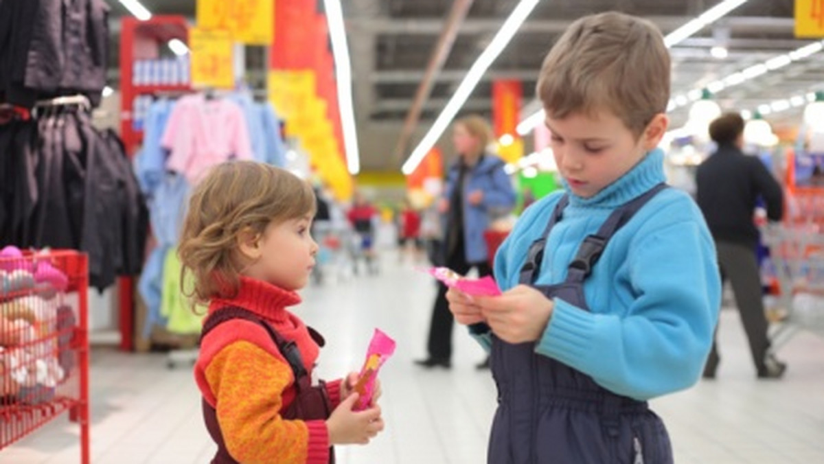 Zabawki są wszędzie. Supermarketowe promocje przyciągają zarówno dorosłych, jak i dzieci, a sklepy poszerzają swoją ofertę o coraz bardziej wymyślne, skomplikowane i oryginalne zabawki.