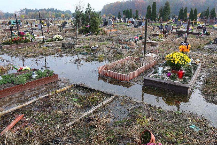 W Gadce Starej na cmentarzu po ulewach groby toną w wodzie