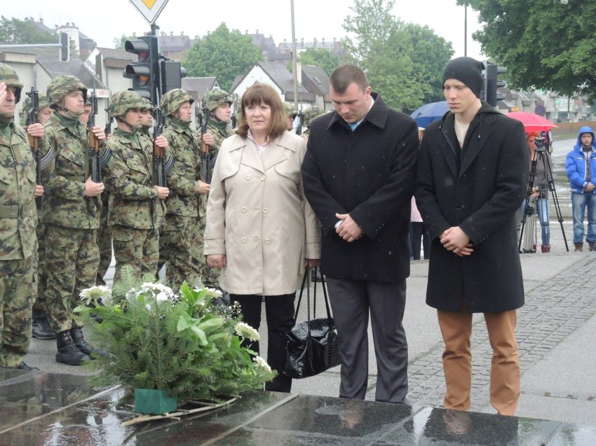 Supruga Slavica i sinovi Srđan i Nemanja polažu vence na spomenik Milenka Pavlovića u Valjevu