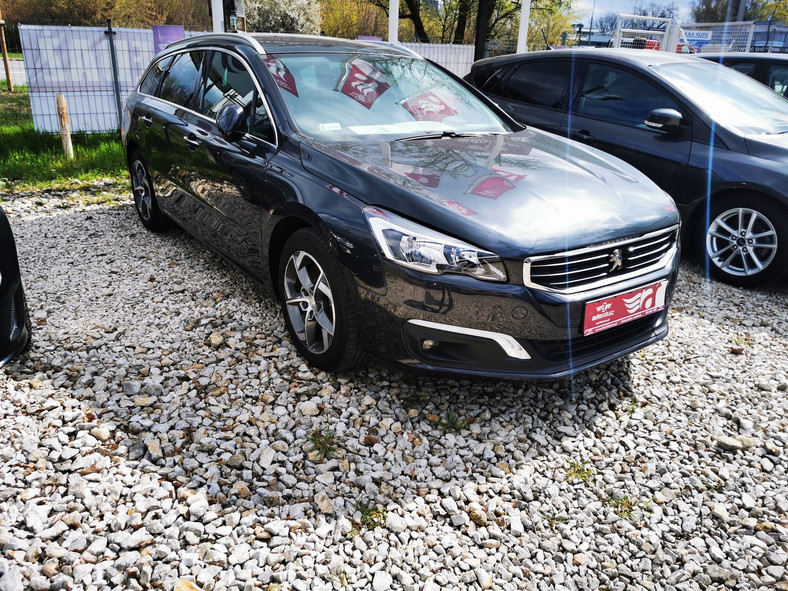 Niektóre modele tracą jednak wyraźnie na wartości: ten Peugeot 508 SW z 2017 roku ze 180-konnym dieslem kosztuje tylko 64 400 zł. Być może przyczyną jest przebieg – prawie 175 tys. km