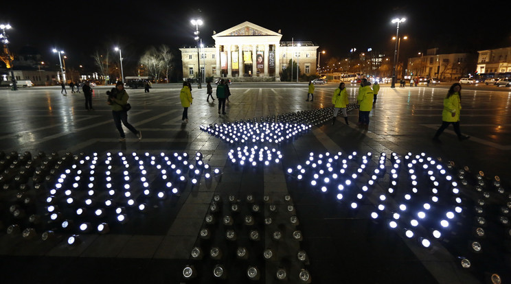 A Greenpeace napelemes lámpákból rakott ki egy atomjelet / Fotó: Fuszek Gábor