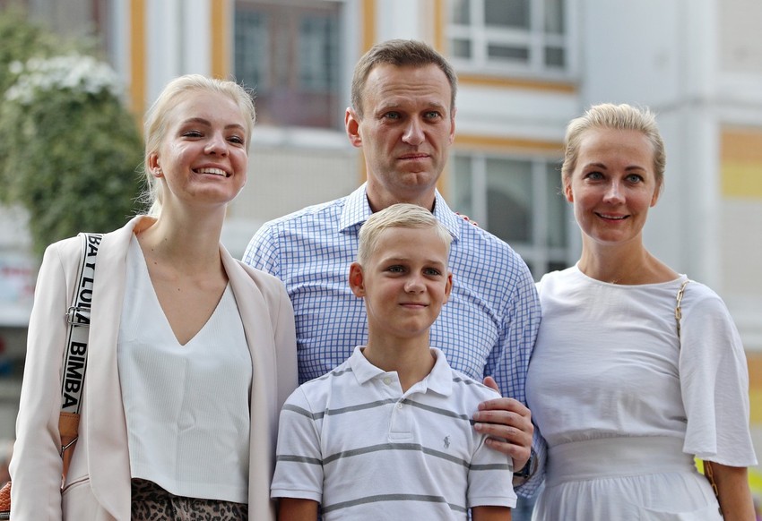 Aleksej Navaljni sa suprugom Julijom, ćerkom Darijom i sinom Zaharom u Moskvi 2019. 