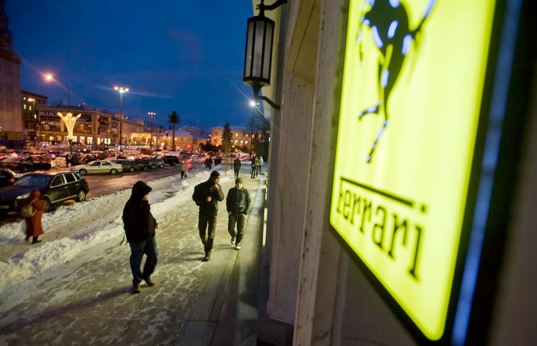 Salon Ferrari szawie przy ulicy Nowy Świat w dawnym bydynku KC PZPR.