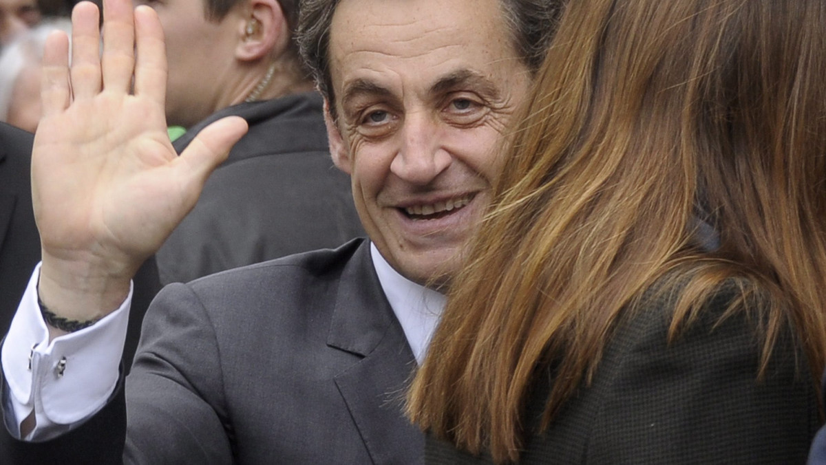 Po przegraniu wyborów prezydenckich Nicolas Sarkozy pożegna się na zawsze z polityką - przewiduje w rozmowie z francuski politolog Olivier Ihl. Uważa też, że program gospodarczy nowego prezydenta Francois Hollande'a jest realistyczny.