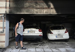 Zapaljeni automobili u Solunu