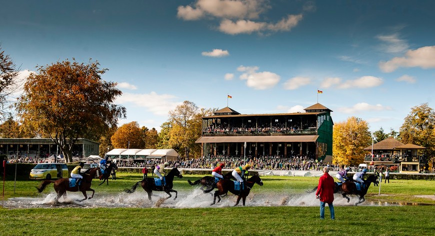 Crystal Cup - konie i jeźdźcy muszą zmierzyć się z licznymi, zróżnicowanymi przeszkodami. We Wrocławiu to m.in. niemal 30-metrowy odcinek wodny, bankiet, podwójny żywopłot, rów z wodą czy skok trybunowy. 