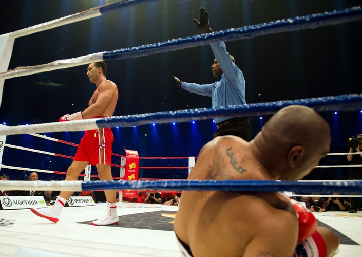 Władimir Kliczko posłał rywala na deski i obronił pas mistrza świata