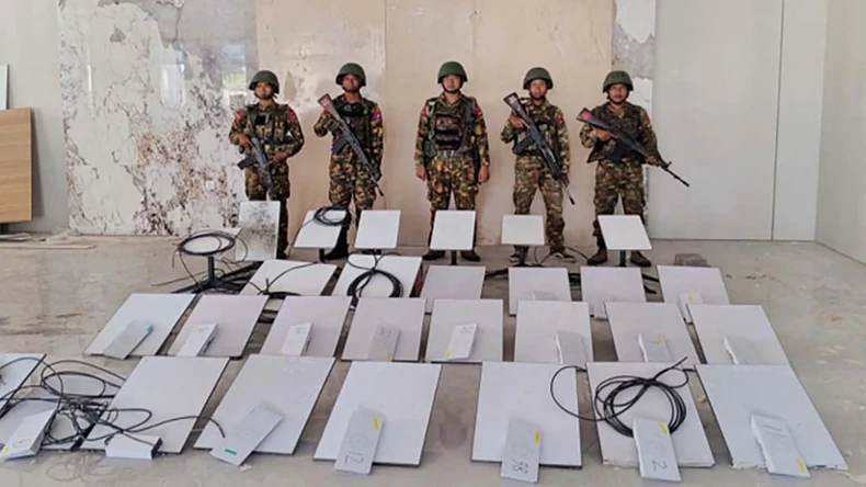 Vojnici pored uređaja zaplenjenih tokom racije u Majnmaru