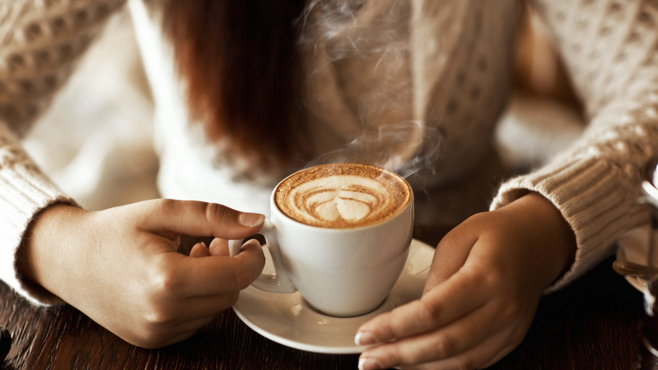 Mleczna kawa jak z kawiarni. Te ekspresy są idealne dla miłośników latte i cappuccino