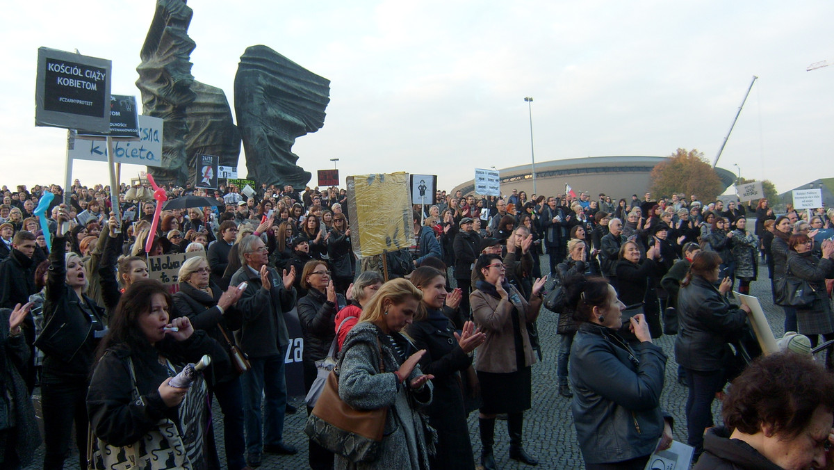 "Godność, wolność, prawa kobiet". "Czarny protest" w Katowicach