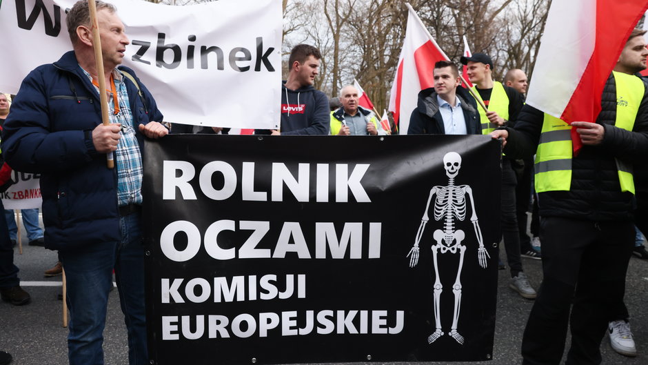 . Protest rolników "Gwiaździsty Marsz na Warszawę" przed siedzibą KPRM 27 lutego 2024 r.