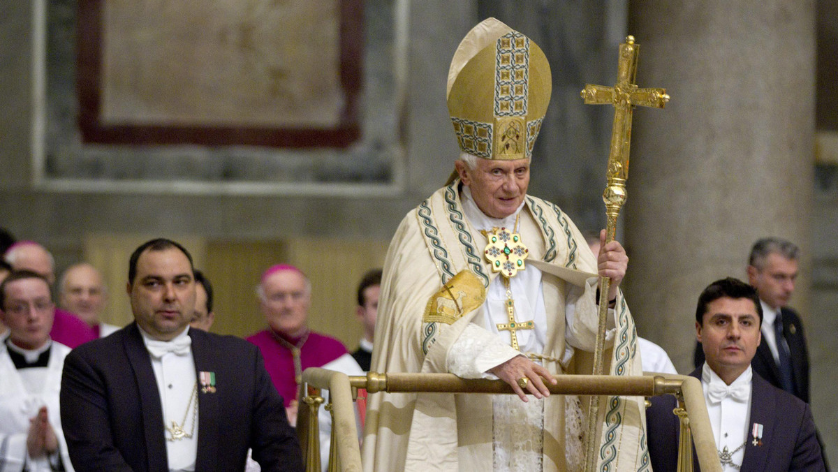 Benedykt XVI podczas środowej audiencji generalnej w Watykanie zachęcił wiernych do "zażyłości" z Bogiem poprzez modlitwę , aby "wnieść na Ziemię trochę Bożego Nieba".