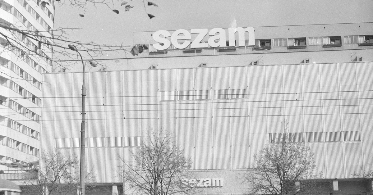 Nocne kolejki i pierwszy McDonald's. To były Złote Tarasy epoki PRL [FOTO]