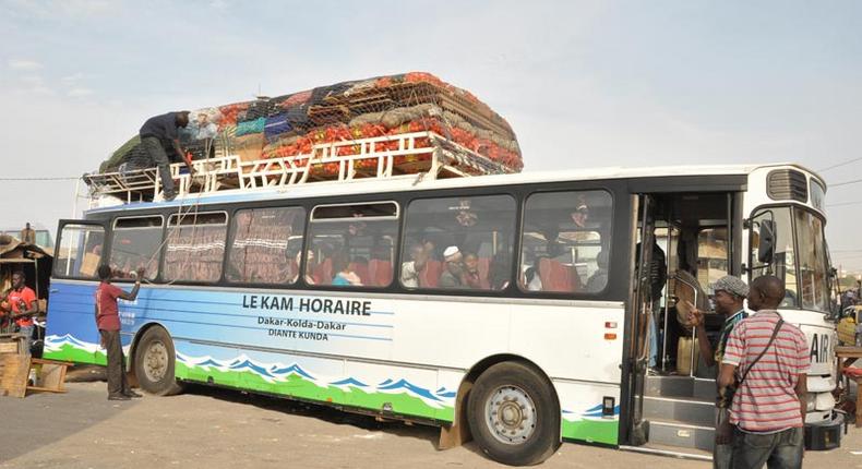 Un bus de transport de personnes appelé horaire au Sénégal.