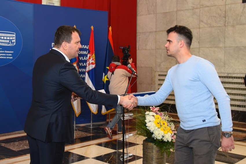 Predsednik Pokrajinske vlade Igor Mirović uručuje ugovore o dodeli finansijske pomoći