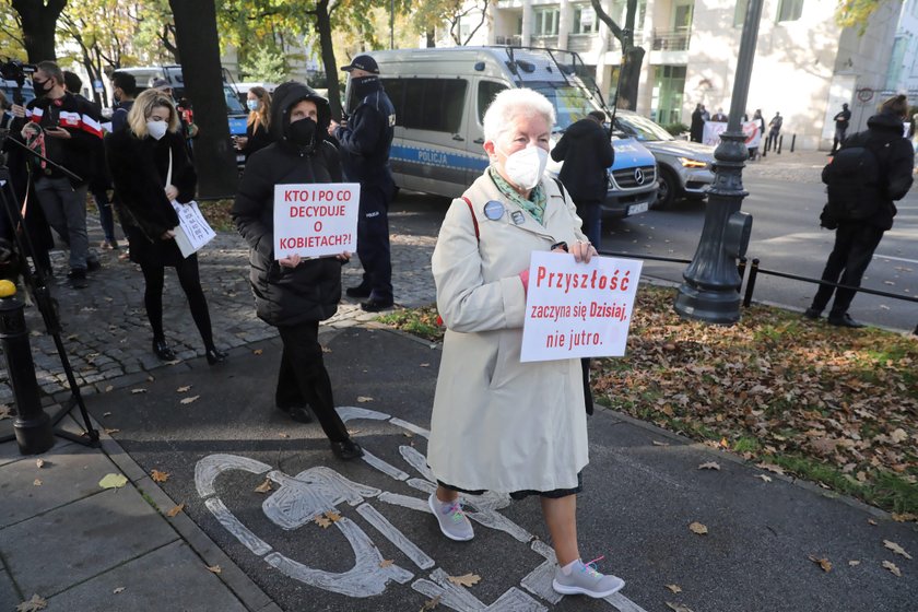 Protest zorganizowany m.in. przez Ogólnopolski Strajk Kobiet przed siedzibą Trybunału Konstytucyjnego w Warszawie