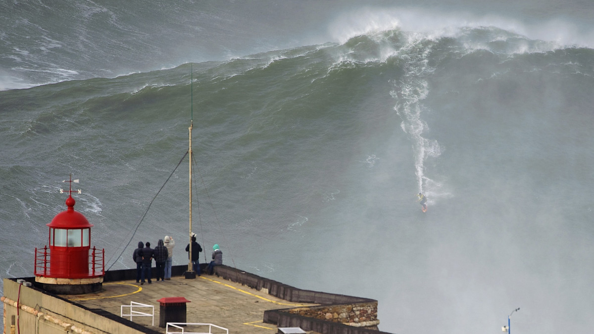 Surfer pochodzący z Hawajów Garrett Mc Namara utrzymał się na ponad 30-metrowej fali podczas zawodów w portugalskim Nazare. Amerykanin pobił tym samym własny rekord świata, osiągnięty dwa lata wcześniej na tej samej plaży.