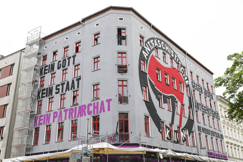 Symbole ruchu antyfaszystowskiego namalowane na fasadzie budynku w dzielnicy Friedrichshain w Berlinie.