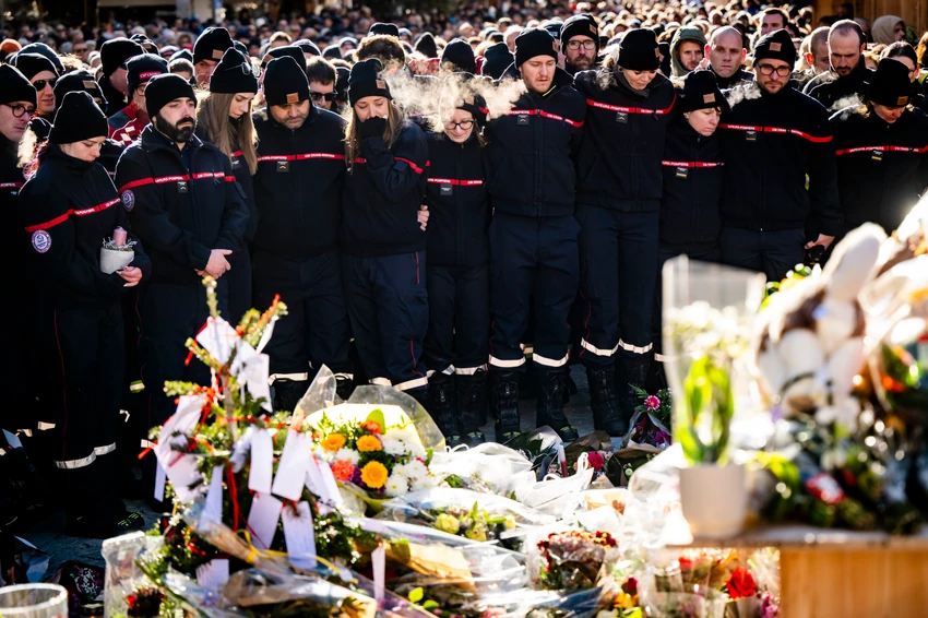 Vatrogasci odaju počast žrtvama požara u baru u Švajcarskoj 