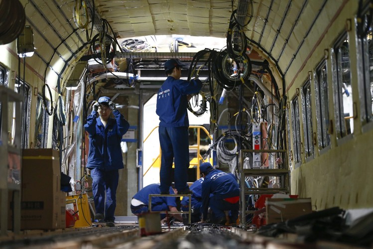 Montownia Tangshan Railway Vehicle <br><b>Na zdjęciu: </b>Technicy instalują kable elektryczne we wnętrzu wagonu szybkich kolei w chińskiej montowni w Tangshan Railway Vehicle Co. Ltd. (TRC)<br><br> fot. EPA / ROLEX DELA PENA DOSTAWCA: PAP / EPA.