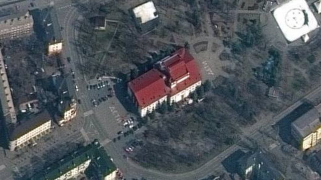 Rosjanie zbombardowali teatr w Mariupolu. Z powietrza widać było napisy 