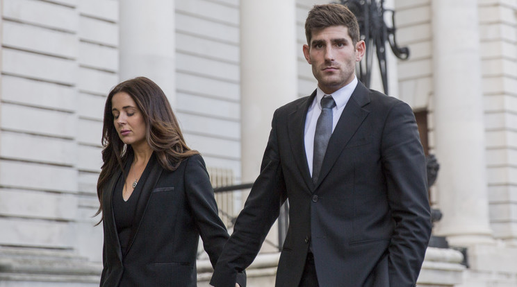 Ched Evans barátnőjével érkezett a tárgyalásra /Fotó: Northfoto