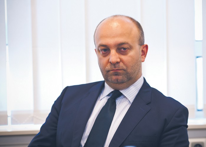 <strong>21. Łukasz Piebiak</strong>
<br></br>
sędzia, były wiceminister sprawiedliwości 
<br></br>
Podręcznikowy przykład na to, że im wyżej się zajdzie, tym bardziej bolesny jest potem upadek. Jeszcze w pierwszej połowie roku nic nie wskazywało na to, że Łukasz Piebiak będzie musiał pożegnać się z ciepłą posadką w resorcie sprawiedliwości. Widać było, że jeżeli chodzi o sprawy sędziowskie minister Zbigniew Ziobro darzy go ogromny zaufaniem. To przede wszystkim na jego zdaniu opierał się przy podejmowaniu decyzji kadrowych. Jasne było, że w tym czasie to Piebiak rozdawał najlepsze stanowiska w sądach i decydował o tym, kto się na nich utrzyma. 
<br></br>
Wszystko skończyło się w pewien sierpniowy wieczór, kiedy to na portalu Onet.pl gruchnęła wiadomość, że wiceminister miał stać na czele grupy, której celem było  dyskredytowanie w mediach sędziów będących przeciwnikami reform przeprowadzanych przez PiS. Wiele z tych akcji miał sam inspirować. Piebiak wszystkiemu zaprzecza i zapowiada ofensywę sądową mającą oczyścić jego dobre imię. Zapewnienia o niewinności jednak nie wystarczyły politycznym mocodawcom sędziego. Rezygnacja Piebiaka ze stanowiska wiceministra została bowiem przez premiera Morawieckiego przyjęta od ręki. 
<br></br>
MK