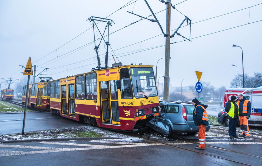 Zderzenie tramwaju z samochodem w Łodzi na Rondzie Insurekcji Broniewskiego przy Kilińskiego. Ranni kierowca i motorniczy