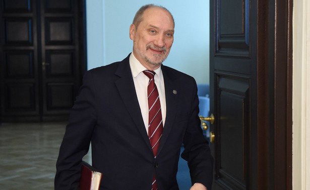 Macierewicz zwrócił uwagę, że MON chce kupować sprzęt dla polskiej armii w polskich zakładach