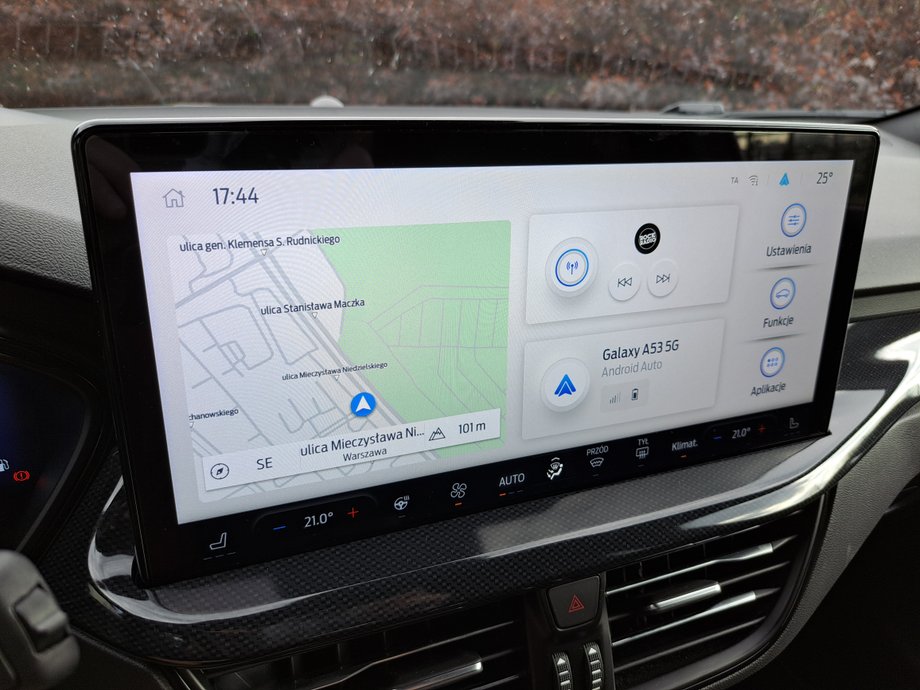 Ford Focus ST - obecnie stosowany przez Forda system multimedialny jest bardzo dobry: intuicyjny, szybki i z nowoczesną szatą graficzną.