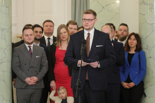 Minister Woś poinformował w poniedziałek wieczorem, że po stwierdzeniu w niedzielę koronawirusa u pracownika Lasów Państwowych, z którym miał kontakt, poddał się kwarantannie i wykonał badanie; test dał wynik pozytywny