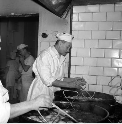 Jerzy Czesław Blikle smaży pączki. Lata 70.