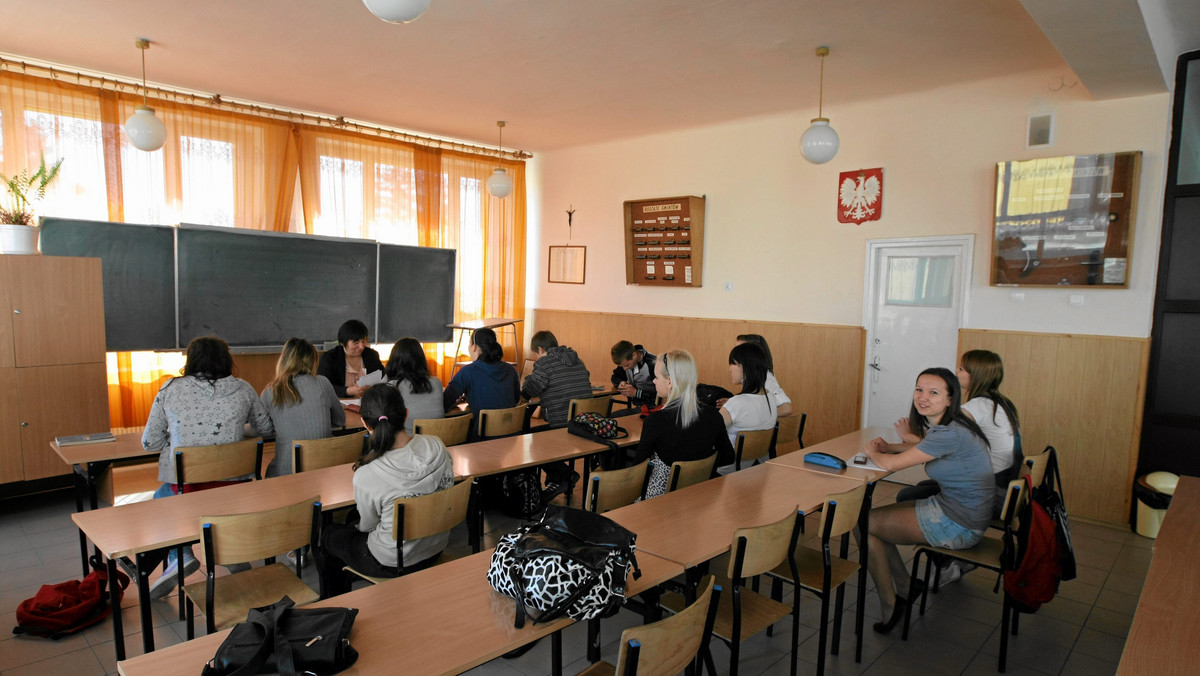 Radni z Głubczyc podjęli uchwałę o stopniowej likwidacji gimnazjum miejskiego oraz przekształcenia trzech wiejskich podstawówek - informuje Radio Opole.