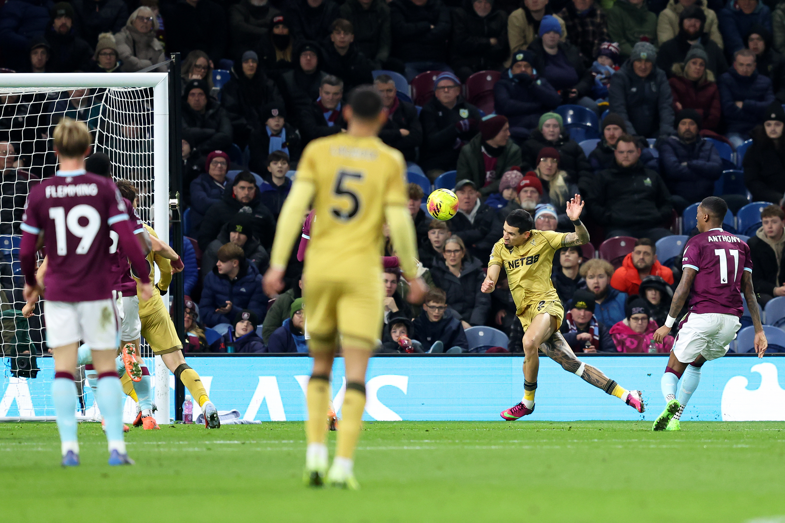 Munoz header sinks Burnley as Palace eye European places