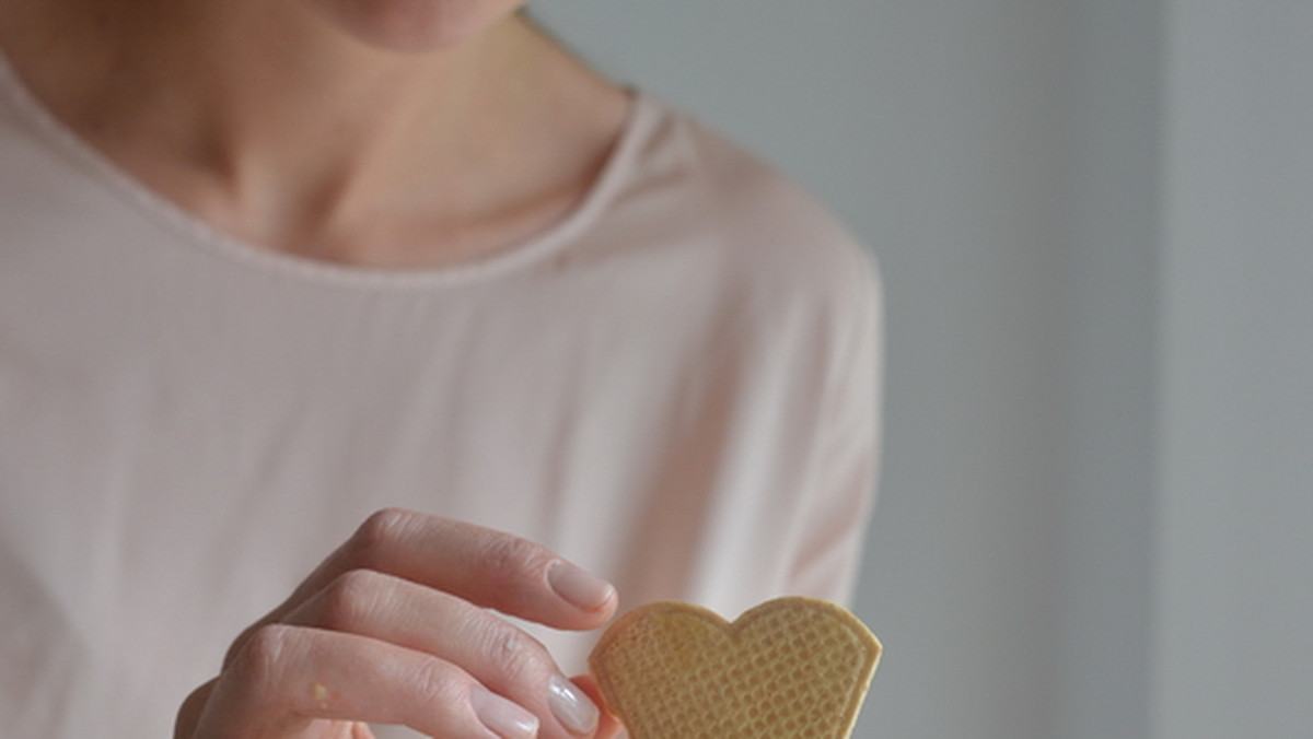 Zosia Cudny przygotowała dla Was swój autorski przepis na lody ananasowe z limonką. Do zrobienia własnych lodów przymierzała się już od dłuższego czasu i przyznaje, że domowa produkcja lodów wzbudził w niej podobne emocje, jak przy pieczeniu chleba. Może dlatego, że niestety w swoim kuchennym zestawie nie posiada prawdziwej maszynki do robienia lodów. Ale to nic nie szkodzi i nie warto się tym faktem zrażać. Z pewnością przy tym przepisie jest sporo zabawy, która wyzwala radosne wspomnienia z dzieciństwa.