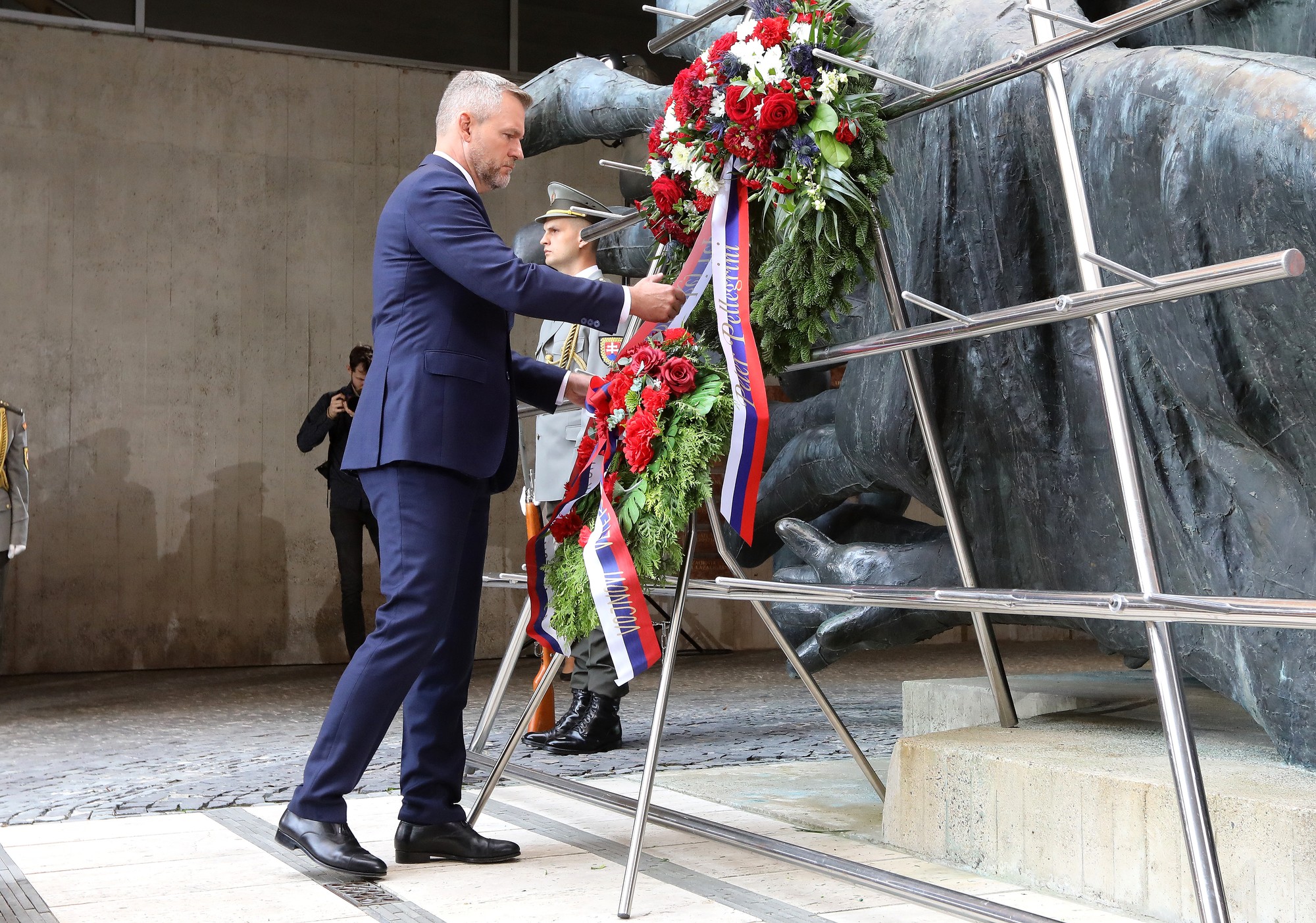 Prezident SR Peter Pellegrini počas kladenia vencov na oslavách 81. výročia Slovenského národného povstania (SNP).