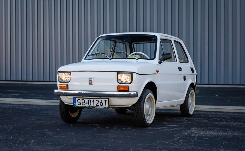 Fiat 126p, którego dostał Tom Hanks, sprzedany za ponad 363 tys. zł