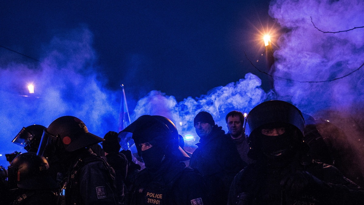 Zamieszki po proteście PEGIDY w Pradze. 20 zamaskowanych osób obrzuciło koktajlami Mołotowa siedzibę organizacji pomagającej imigrantom.