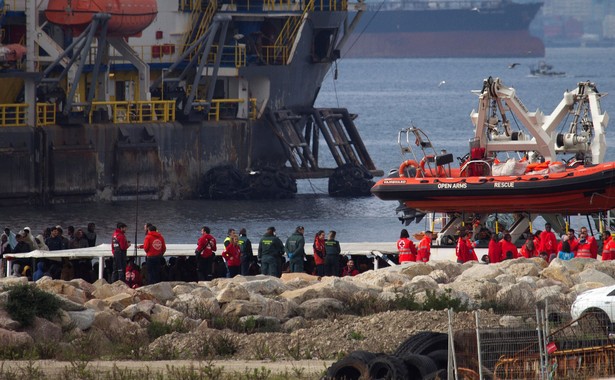 Statek z ponad 300 migrantami dotarł do portu w Algeciras