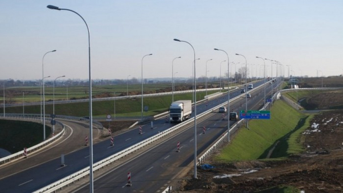 Podczas wakacji nie pojedziemy jeszcze autostradą A4 do Tarnowa. Odcinek od Dębicy ma być gotowy w październiku - poinformował Wiesław Kaczor dyrektor Rzeszowskiego Oddziału Generalnej Dyrekcji Dróg Krajowych.