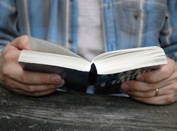 Polacy coraz mniej czytają