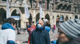 Niemcy mierzą się z szóstą falą epidemii. Co ją napędza?