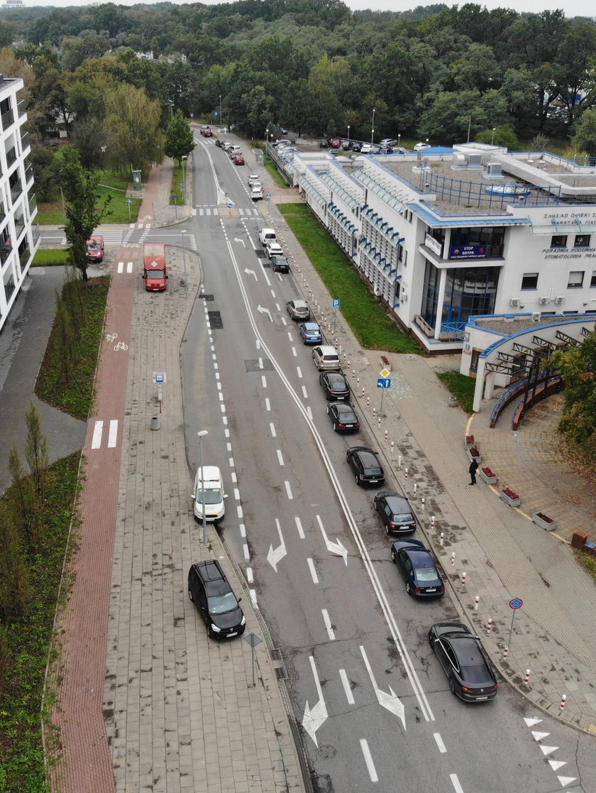 Gigantyczna kolejka w Warszawie. Kierowcy czekają na zrobienie testu