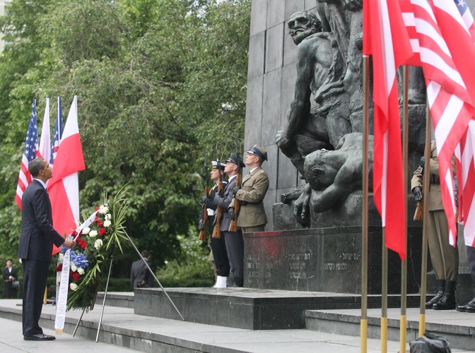 Obama składa wieniec przed pomnikiem Bohaterów Getta